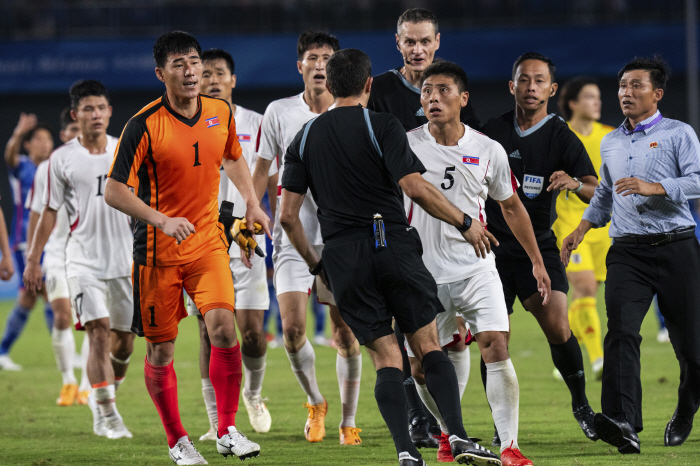 "폭거다. 퇴출해야" 발끈한 일본, 북한축구 과격행동 일파만파…해외축구 …