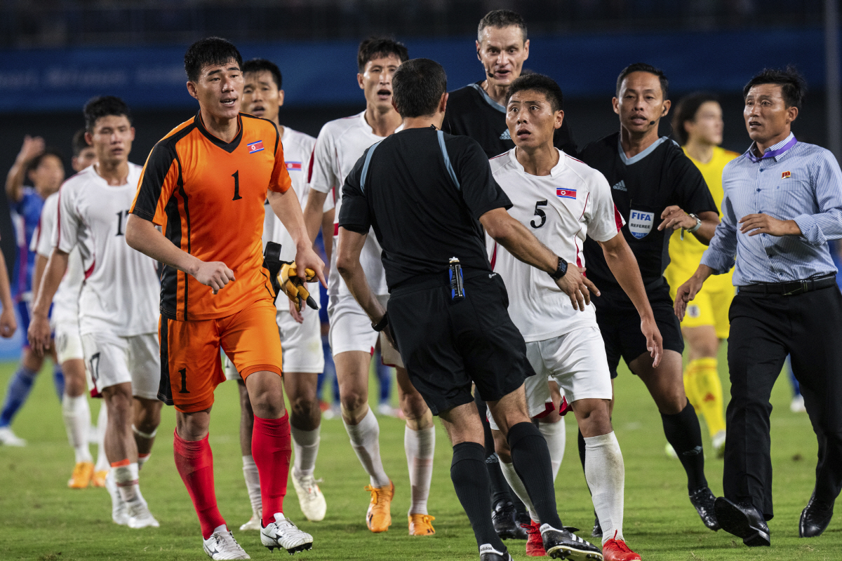 "폭거다. 퇴출해야" 발끈한 일본, 북한축구 과격행동 일파만파…해외축구 …
