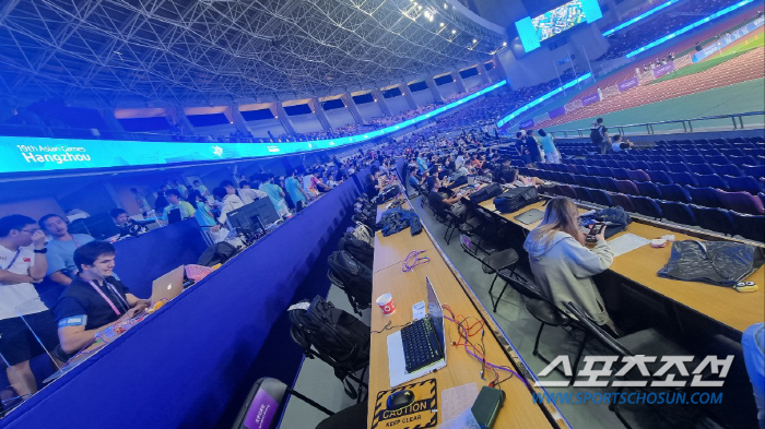 [항저우ON]중국기자 '무개념'과 '열정' 사이…책상 쾅 내리치고, 패장…