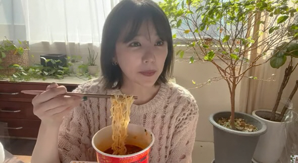 윤은혜, 라면+짜장면+아이스크림까지 폭풍흡입 "저 여배우 맞아요" ('은…
