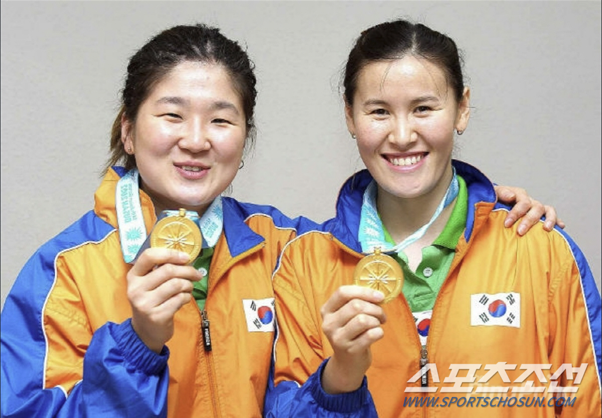 2002년 부산아시안게임 여자복식 금메달 이은실(왼쪽)-석은미조 사진제공=월간탁구