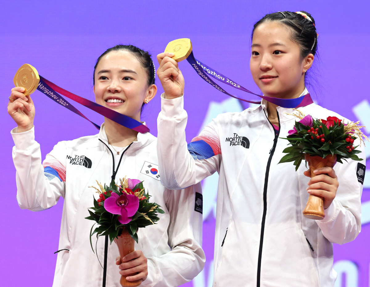 우리가 딴 금메달 입니다! 2일 중국 항저우 궁수 캐널 스포츠파크 체육관에서 열린 19회 항저우 아시안게임 탁구 여자 복식 결승전에서 한국 신유빈-전지희조가 북한 차수영-박수경에 승리, 금메달을 목에 걸었다. 2002년 석은미-이은실조 이후 21년만의 금메달. 석은미 코치는 항저우아시안게임 여자대표팀 코치로 신유빈-전지희조를 이끌며 21년만의 금메달 현장을 함께 했다.
