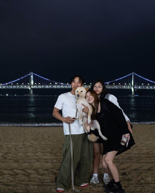 "부산여행 부부샷" 복귀 앞둔 엄태웅, ♥윤혜진의 든든한 내조 받네