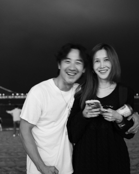 "부산여행 부부샷" 복귀 앞둔 엄태웅, ♥윤혜진의 든든한 내조 받네