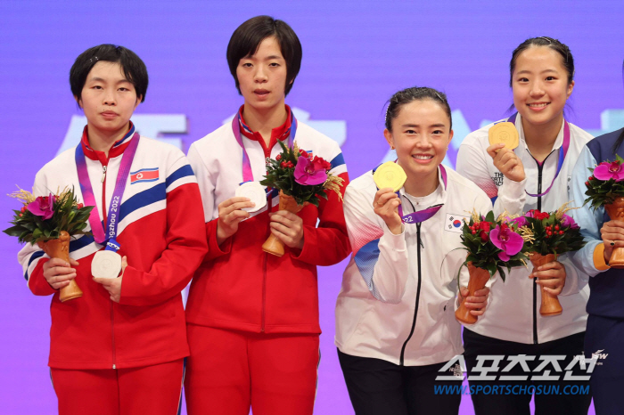 '철녀'현정화도 울린 신유빈X전지희金,오성홍기 없는 탁구 시상식은 처음이…