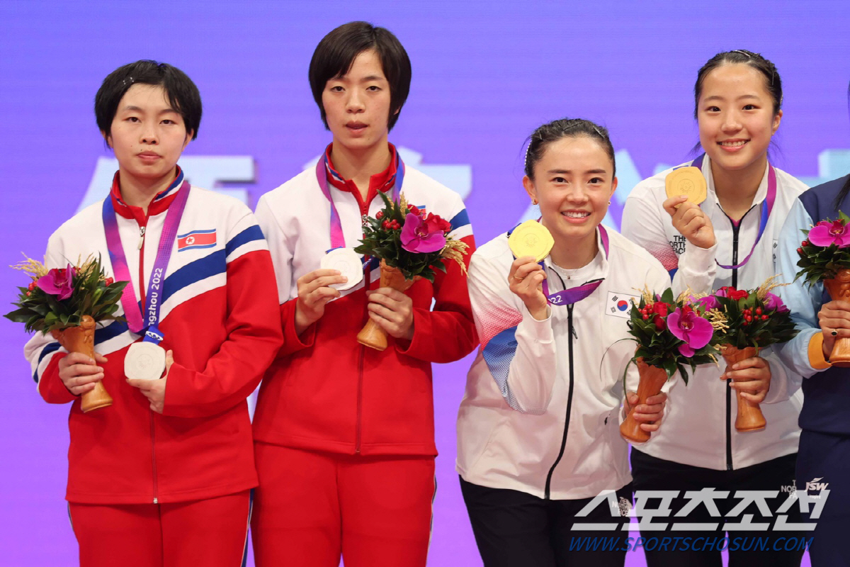 '철녀'현정화도 울린 신유빈X전지희金,오성홍기 없는 탁구 시상식은 처음이…