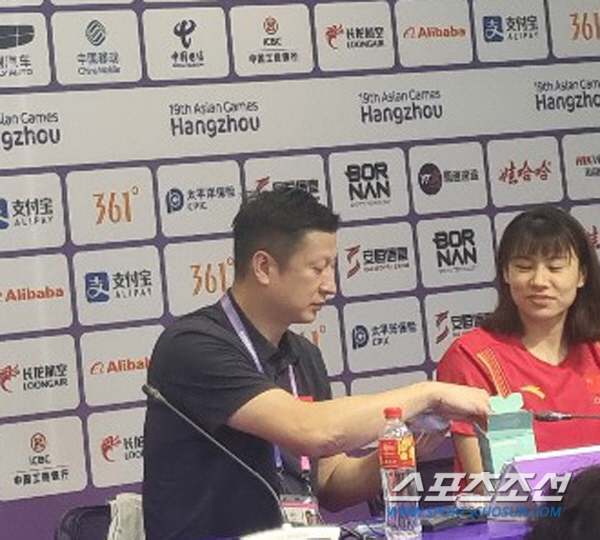 [항저우 현장인터뷰]'깔끔한 패배 승복'중국 감독, "한국과 실력차 컸다…