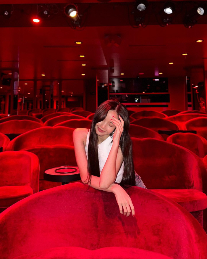 [SC이슈] "YG보다 파리 데이트♥" 블랙핑크 리사, 19금쇼에도 재벌…