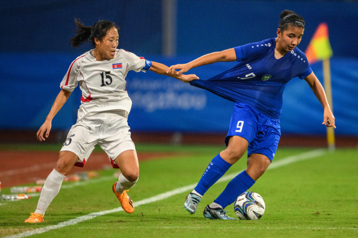 한국 꺾은 북한 여자축구, 김경용 포트트릭 앞세워 우즈벡에 8대0 대승 …
