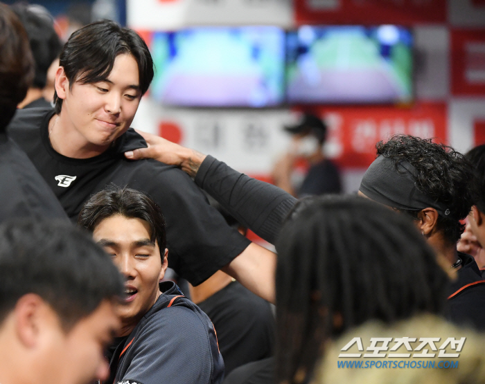 2년 전 2루수 골든글러브 수상했는데…출전기회 준 정은원 1루수 훈련 시…