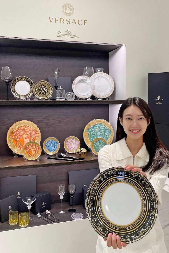 화려한 명품 접시로 식탁 꾸며볼까?…갤러리아백화점 명품관, 베르사체 식기…