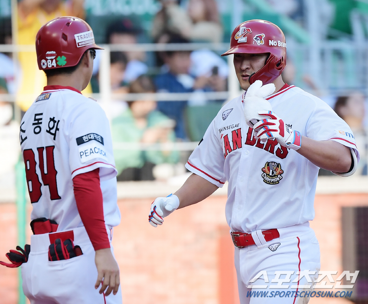 무릎 붙잡고 앉은 채 송구→구급차 병원 이동, 투혼 보인 외야수 "X-레…