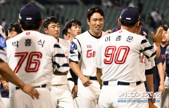 '이게 무슨 운명의 장난인가.' 29년만에 우승. 하필 우승 행사하는 곳…