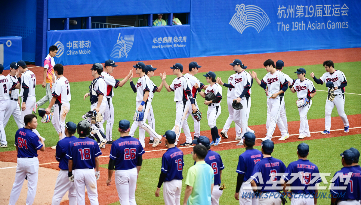 3일 중국 항저우 샤오싱 야구장에서 열린 항저우아시안게임 야구대표팀 조별리그 태국과 경기. 대표팀이 태국에 17-0 콜드게임 승을 거뒀다. 경기 종료 후 승리의 기쁨을 나누고 있는 야구대표팀 선수들. 항저우(중국)=송정헌 기자songs@sportschosun.com/2023.10.03/