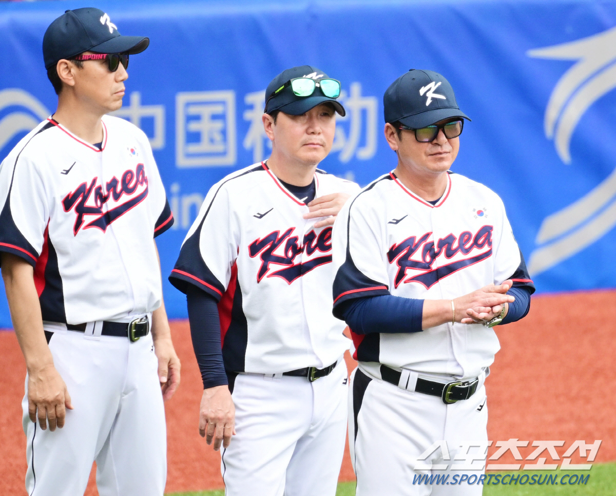 3일 중국 항저우 샤오싱 야구장에서 열린 항저우아시안게임 야구대표팀 조별리그 태국과 경기. 대표팀이 태국에 17-0 콜드게임 승을 거뒀다. 승리의 기쁨을 나누고 있는 야구대표팀 류중일 감독. 항저우(중국)=송정헌 기자songs@sportschosun.com/2023.10.03/