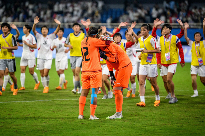 '북한과 결승 맞대결 성사' 日 AG 여자축구 준결승 1골차 승리, '굴…