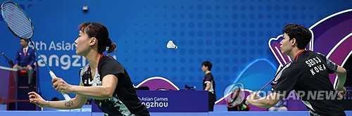 (항저우=연합뉴스) 박동주 기자 = 4일 중국 항저우 빈장체육관에서 열린 항저우 아시안게임 배드민턴 혼합 복식 16강 한국과 태국의 경기. 한국 서승재-채유정이 태국 데차폴 푸아바라누크로-삽시리 타에랏타나차를 상대하고 있다. 2023.10.4 pdj6635@yna.co.kr