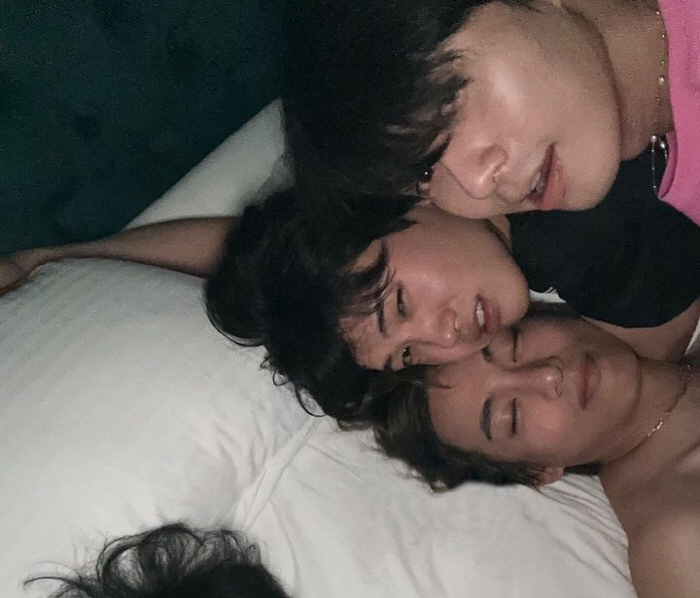 "유출사진 아님"…BTS 뷔, 절친 박서준·박형식과 상의탈의 침대샷 공개
