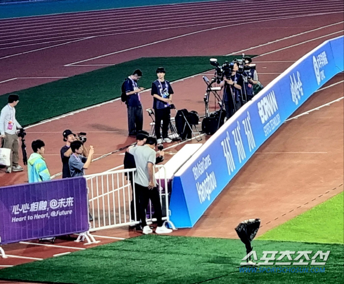 [항저우현장]준결승 일전 앞둔 황선홍X안정환 '깜짝조우', 승리 기운 불…