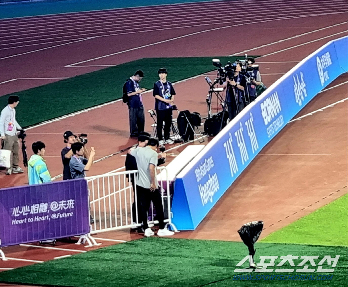 [항저우현장]준결승 일전 앞둔 황선홍X안정환 '깜짝조우', 승리 기운 불…