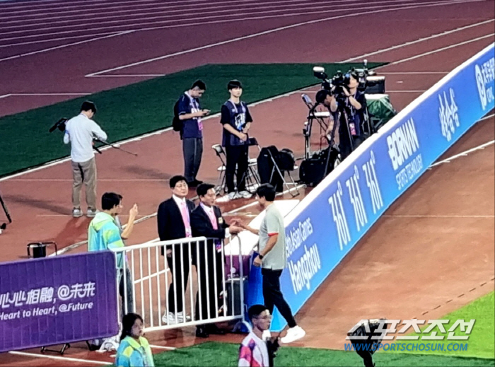 [항저우현장]준결승 일전 앞둔 황선홍X안정환 '깜짝조우', 승리 기운 불…