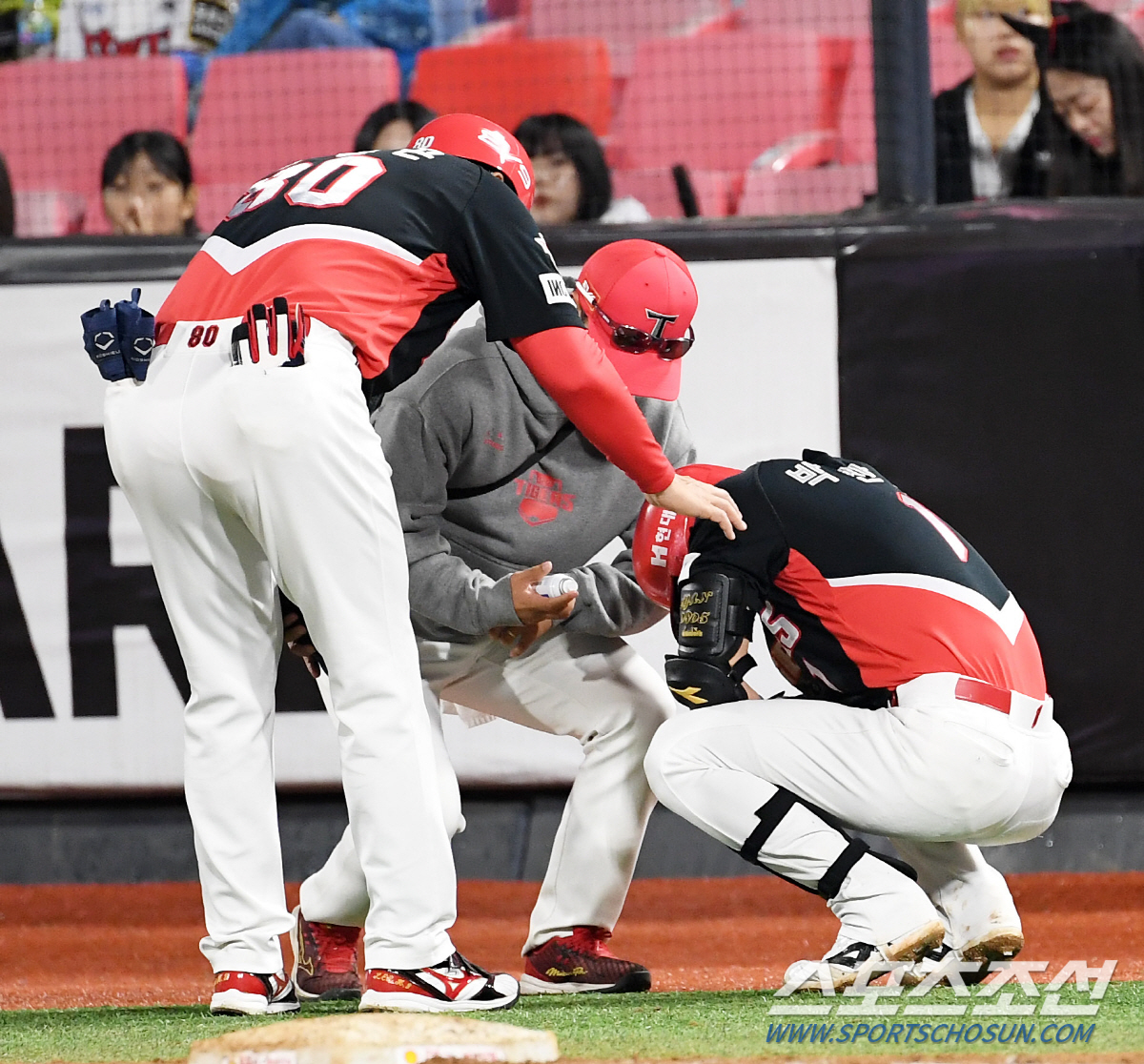 이렇게 안 풀릴 수 있나…충격 휩싸인 KIA, 사구 맞은 박찬호 좌측 척…
