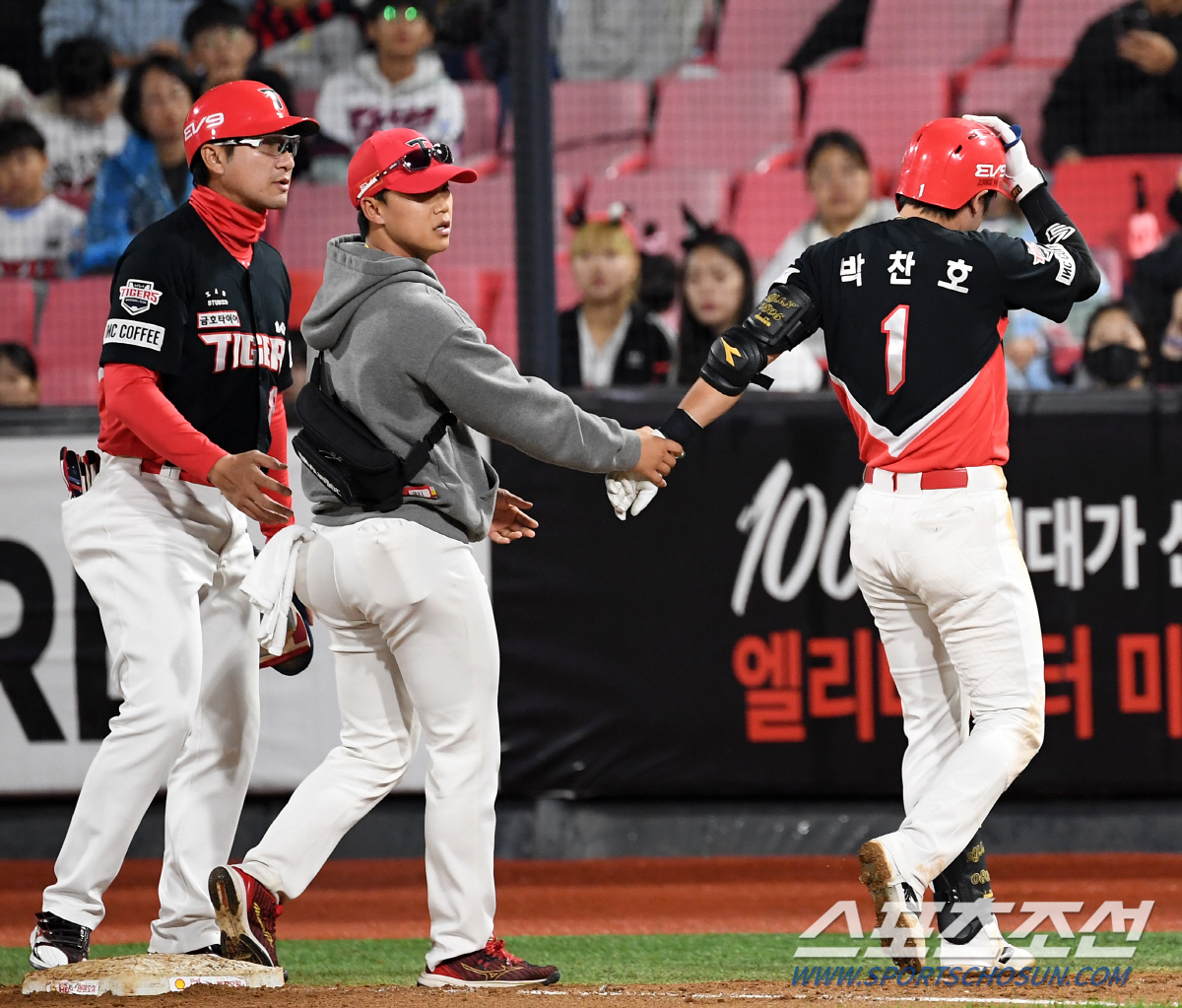 이렇게 안 풀릴 수 있나…충격 휩싸인 KIA, 사구 맞은 박찬호 좌측 척…