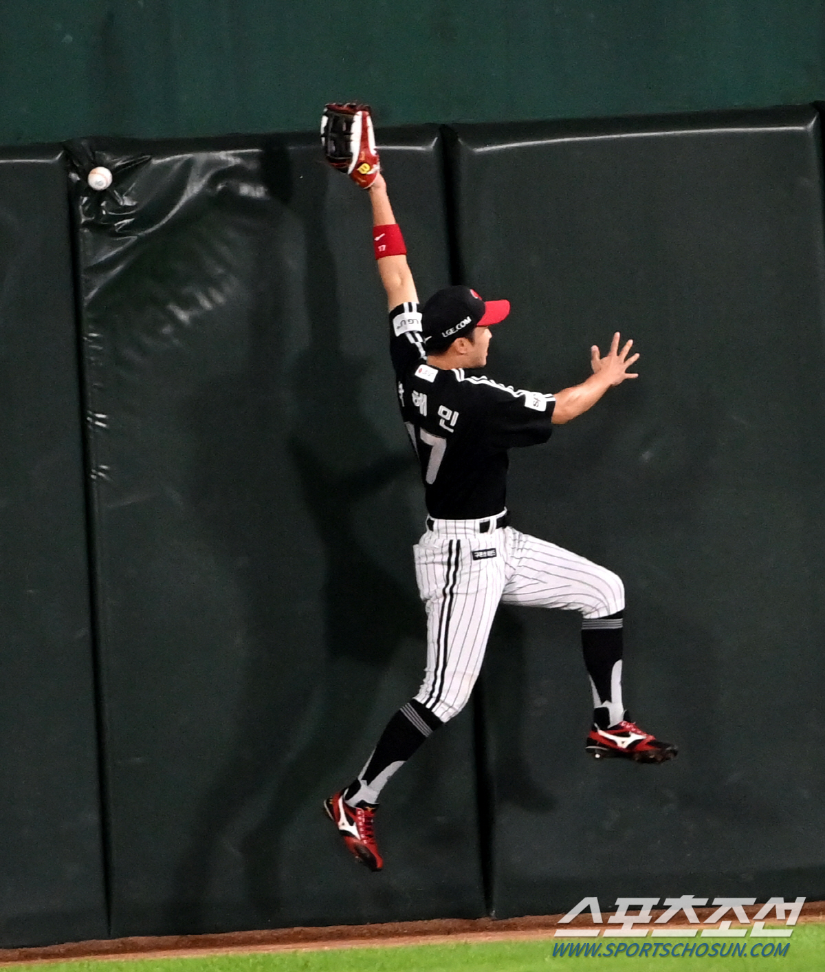 '사직구장에 노란 LG 깃발이...' 0:3→5:3→5:6→7:6. 오지…