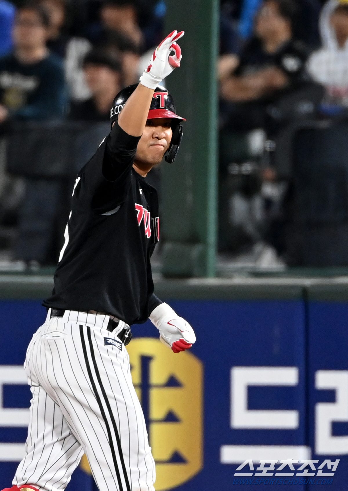 '사직구장에 노란 LG 깃발이...' 0:3→5:3→5:6→7:6. 오지…