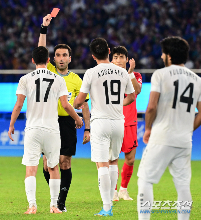 [항저우 현장인터뷰]기세등등하던 우즈벡 감독, 한국전 패배 뒤 판정불만 …