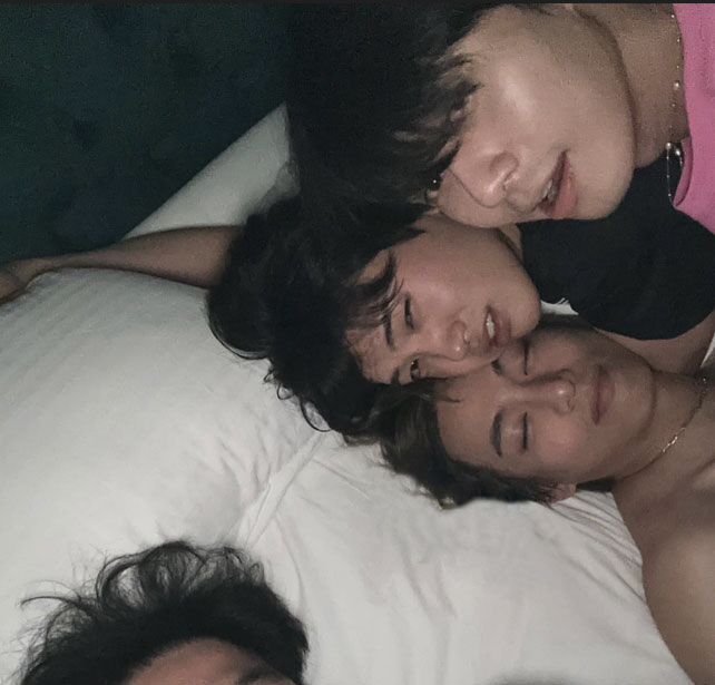 뷔, 신비주의 없다...상의 탈의 후 '우가팸'과 자는 모습 공개