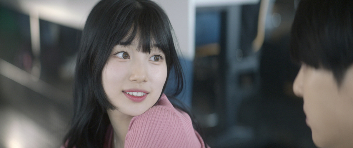 ‘이두나!’ 수지, 반할 수밖에 없는 매력..메인 포스터·예고편 공개