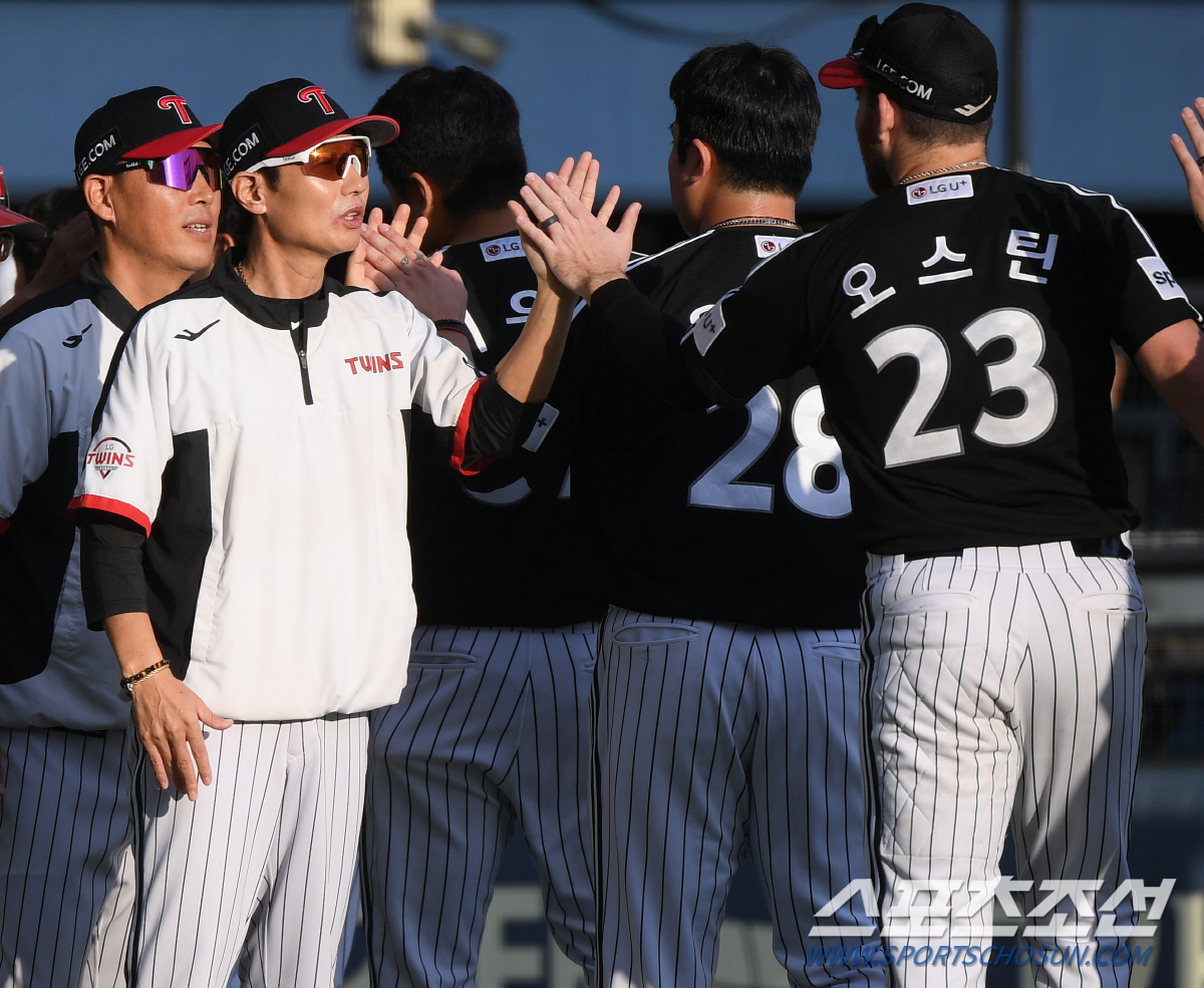 역대급 순위싸움+LG 29년 만의 우승, KBO 관중수 코로나 이전보다 …