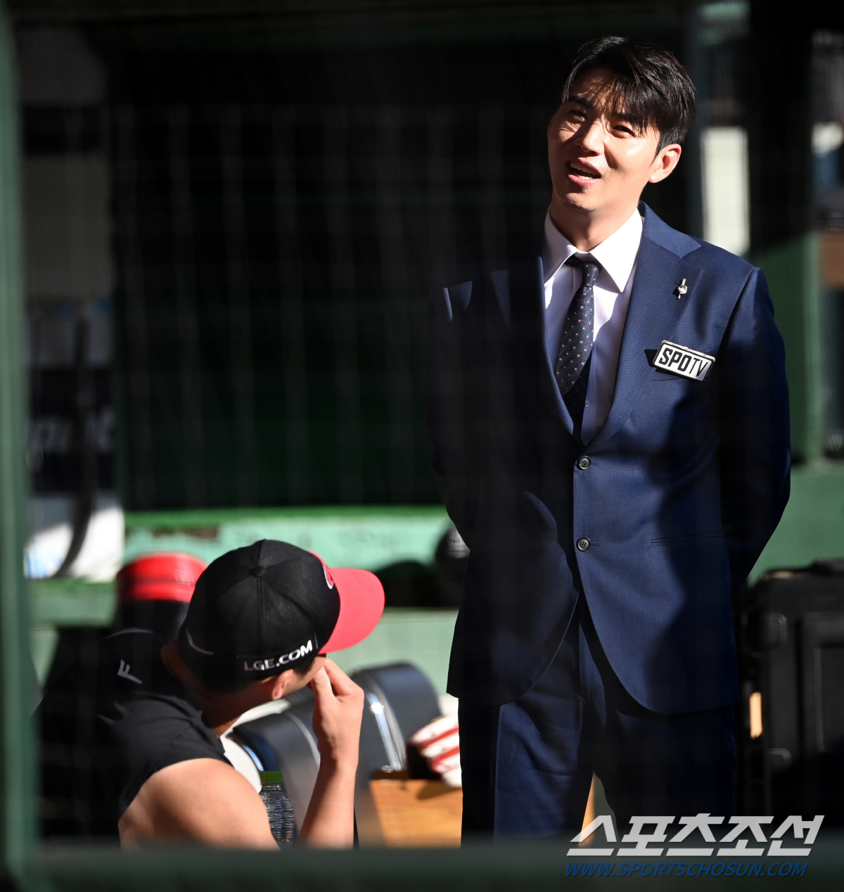 '드디어 해냈구나! 29년만의 정규시즌 우승' 쌍둥이 캡틴 바라보는 슈퍼…