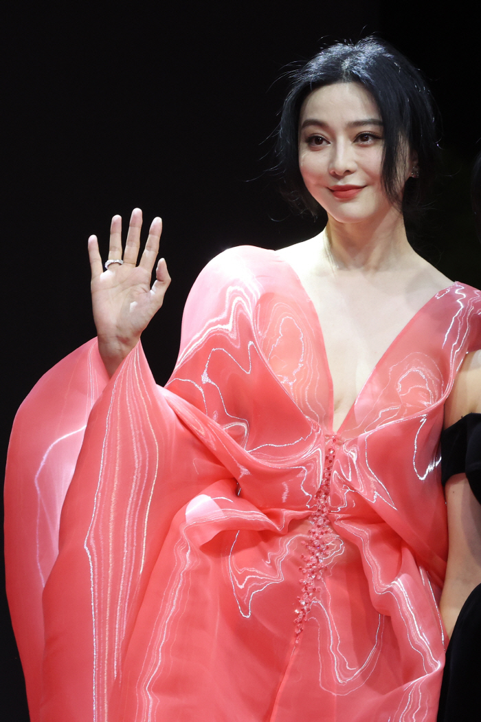 [28회 BIFF] "'고혹+섹시' 정수정→'청량+과즙' 박은빈"…레드카…