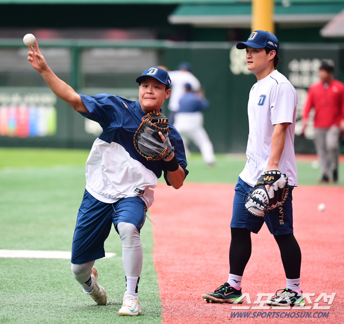 "진짜 하면 안되는 건데" NC 3위 사수 승부수, 배터리 코치 2군행+…