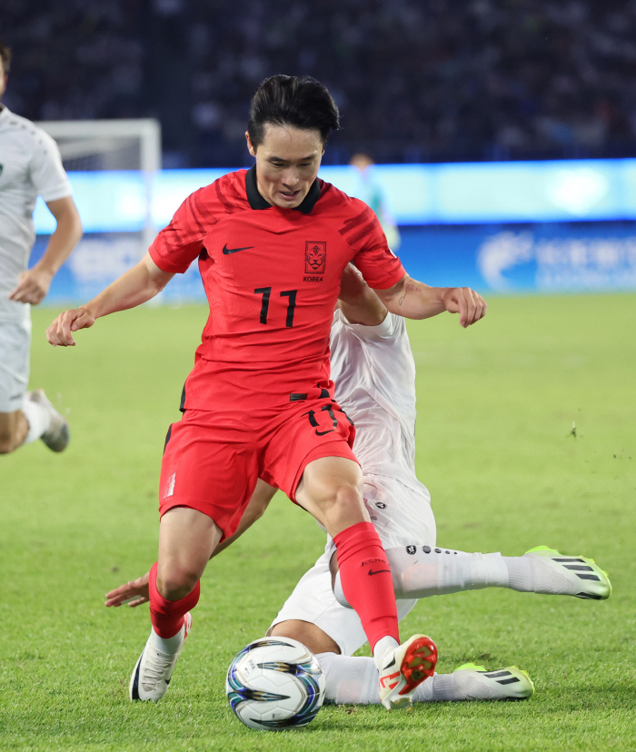 [항저우현장]이강인 팔꿈치로 찌르던 우즈벡 MF, 결국 '살인태클'로 퇴…