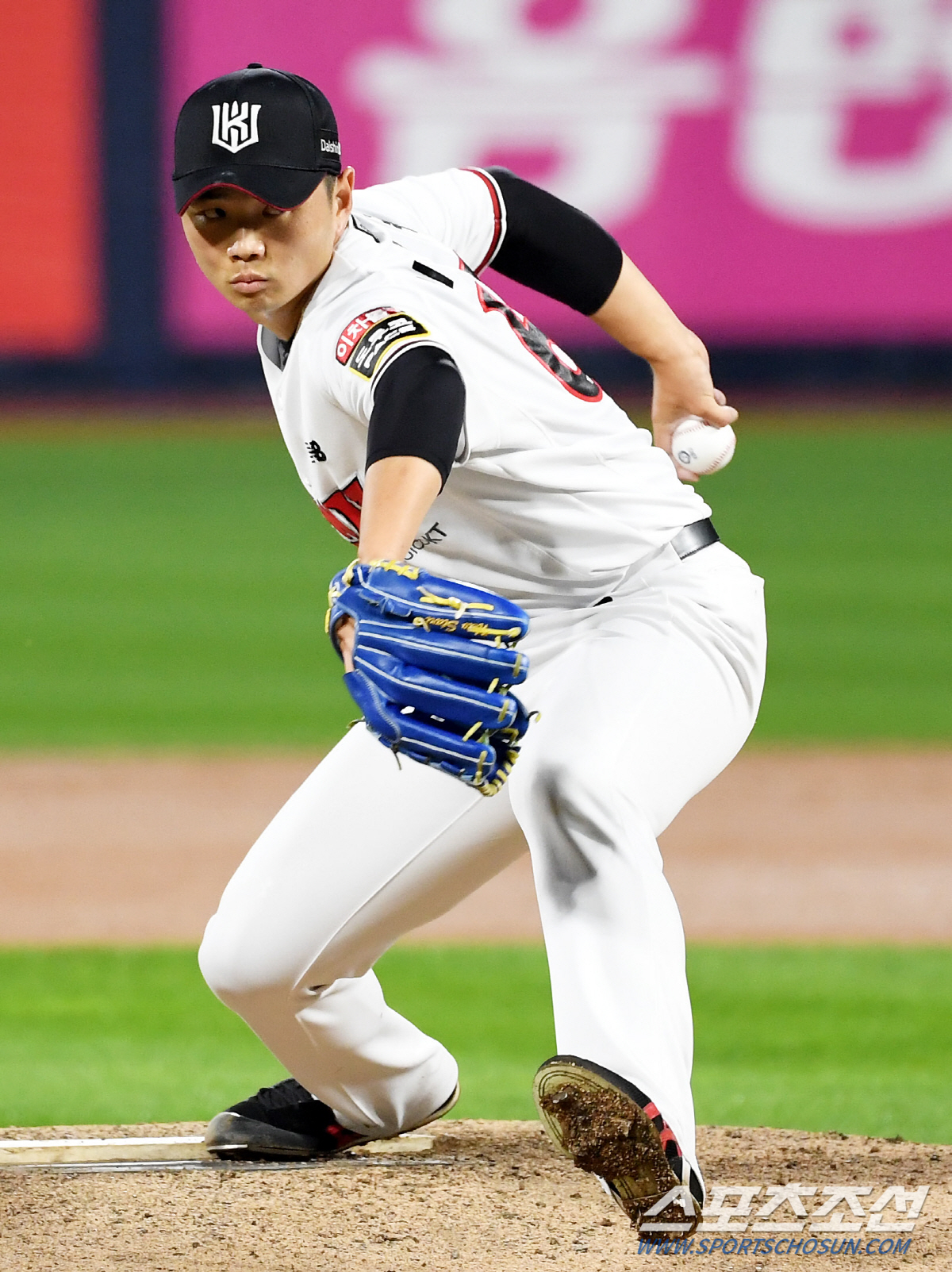 "쿠에바스만 바라봐야 하나" 사령탑 한숨 지운 대체 선발 쾌투, 추격 떨…