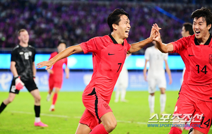 [항저우현장]"일본 나와!" 한국, '정우영 멀티골' 우즈벡 2대1로 꺾…