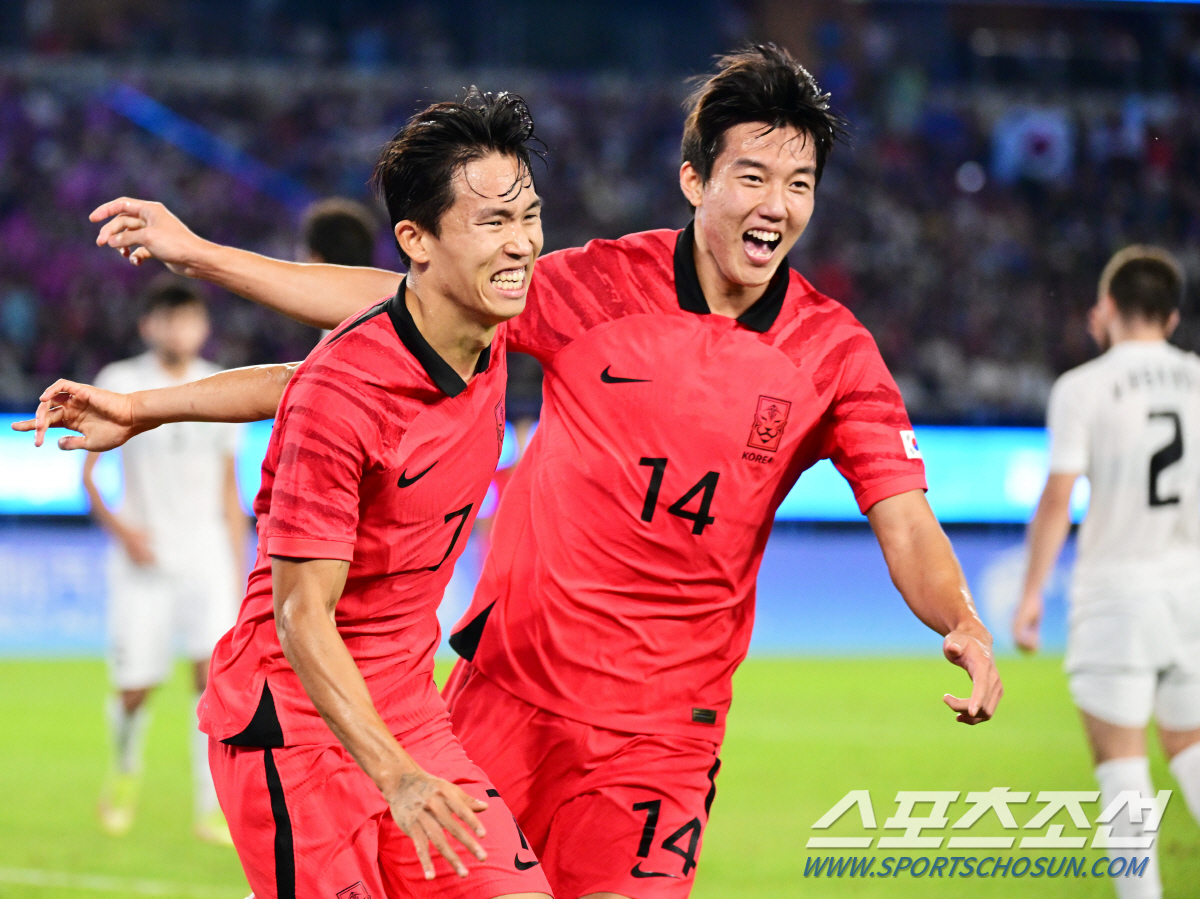 [항저우현장]"일본 나와!" 한국, '정우영 멀티골' 우즈벡 2대1로 꺾…