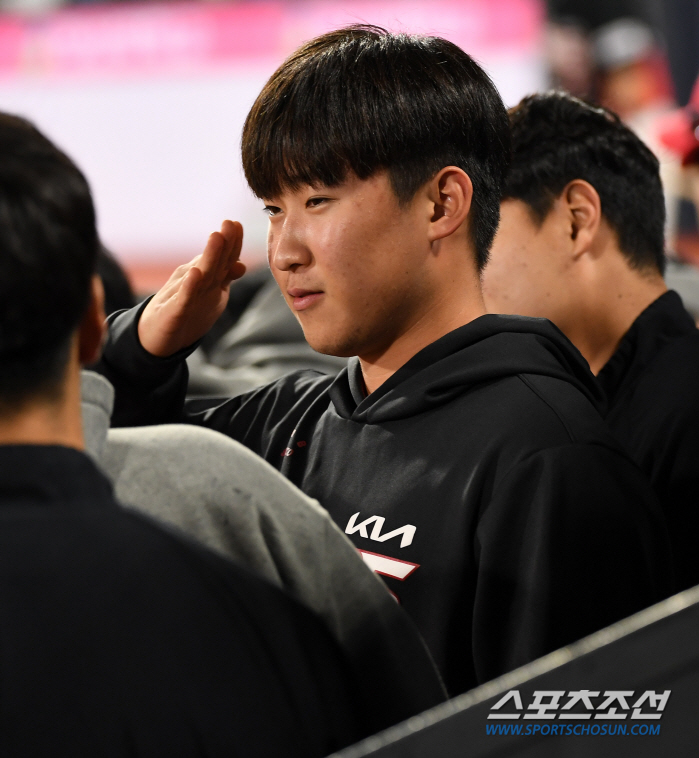 '이렇게 하는 게 맞나?' 테스형 따라 한 이의리와 윤영철, 거수경례 세…