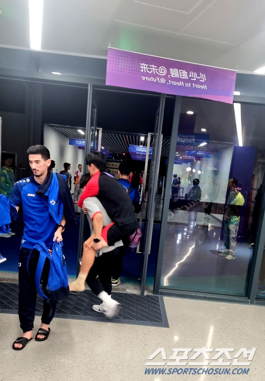 [항저우현장]'우즈벡 깡패축구'에 발목 나간 엄원상,걷지 못하고 업혀서 …