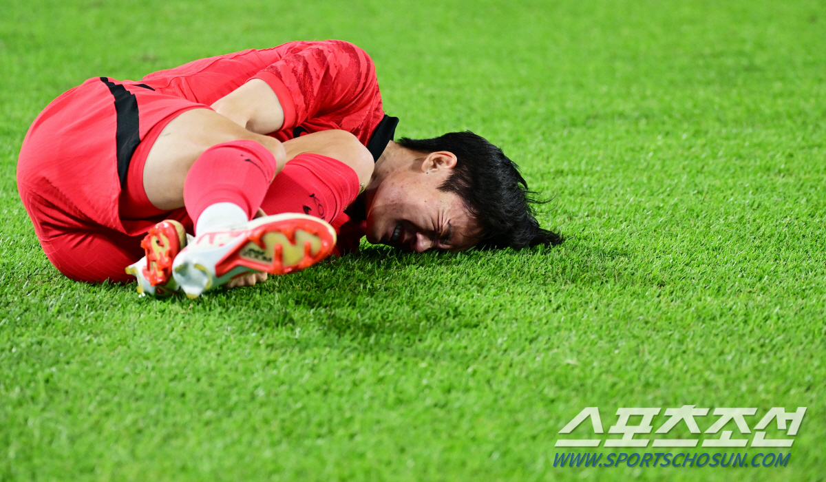 [항저우현장]'우즈벡 깡패축구'에 발목 나간 엄원상,걷지 못하고 업혀서 …