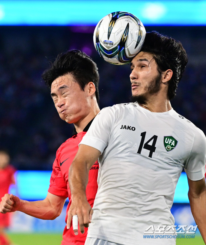 [항저우현장]'우즈벡 깡패축구'에 발목 나간 엄원상,걷지 못하고 업혀서 …
