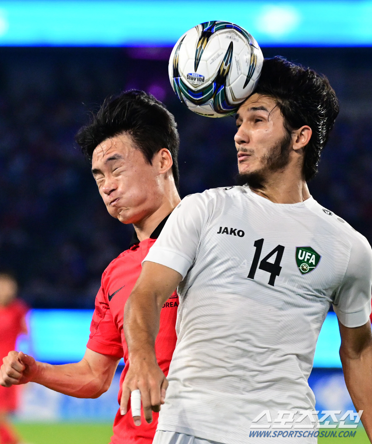 [항저우현장]'우즈벡 깡패축구'에 발목 나간 엄원상,걷지 못하고 업혀서 …
