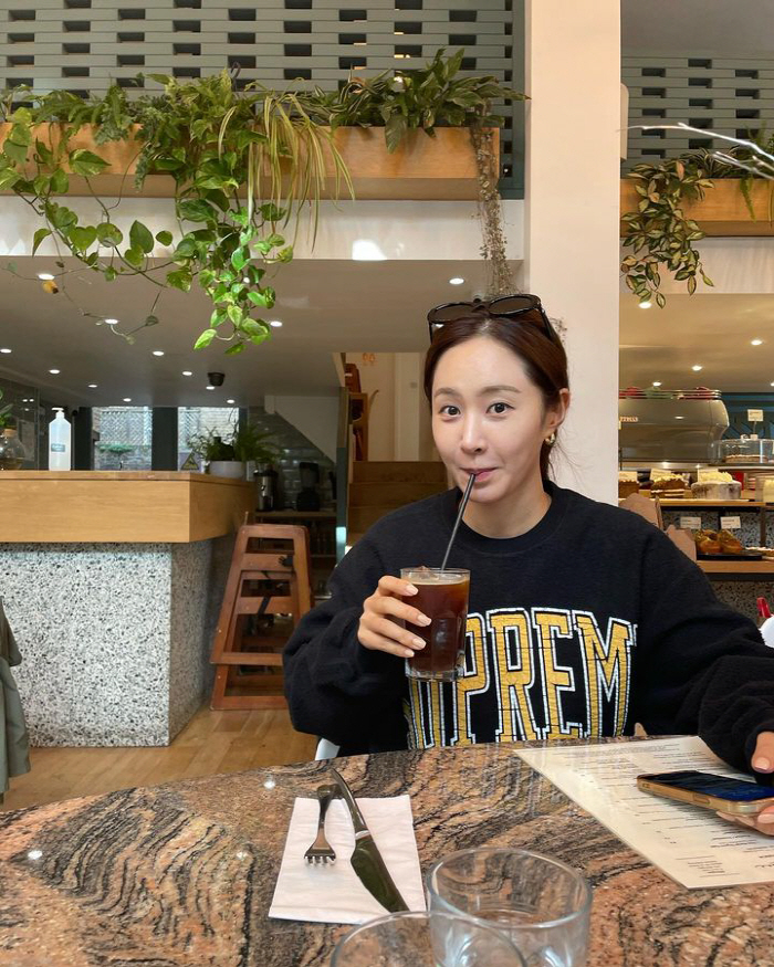 "으른들의 여행이다잉"…권유리, 영국 여행中 성인용품 사진에 '깜짝'