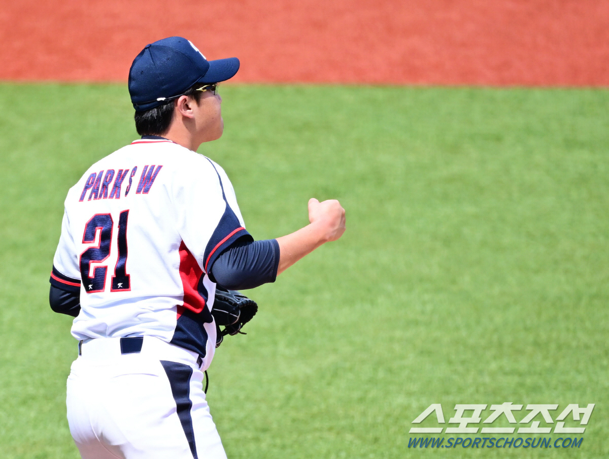 "우리 세웅이가 153km를 던졌던데... 보이지 않는 힘이" 일본 침몰…