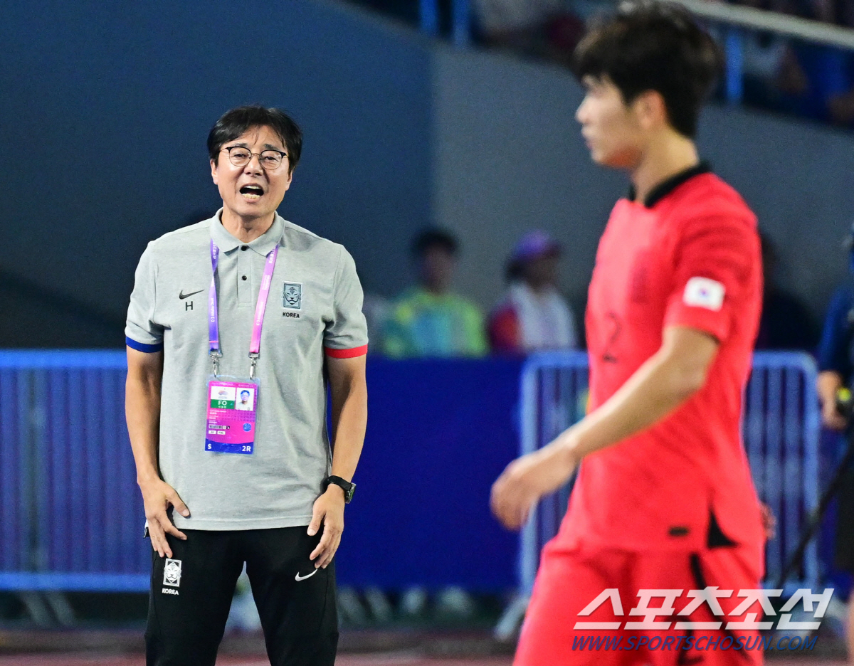 4일 중국 항저우 황룽스포츠센터스타디움에서 대한민국 축구대표팀과 우즈베키스탄의 준결승전 경기가 열렸다. 선수들에게 작전을 전달하는 황선홍 감독. 항저우(중국)=송정헌 기자songs@sportschosun.com/2023.10.04/