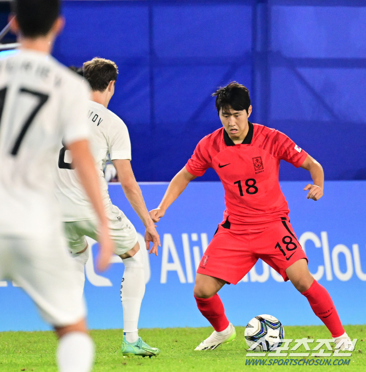 4일 중국 항저우 황룽스포츠센터스타디움에서 대한민국 축구대표팀과 우즈베키스탄의 준결승전 경기가 열렸다. 우즈베키스탄 수비를 제치며 돌파를 시도하는 이강인. 항저우(중국)=송정헌 기자songs@sportschosun.com/2023.10.04/