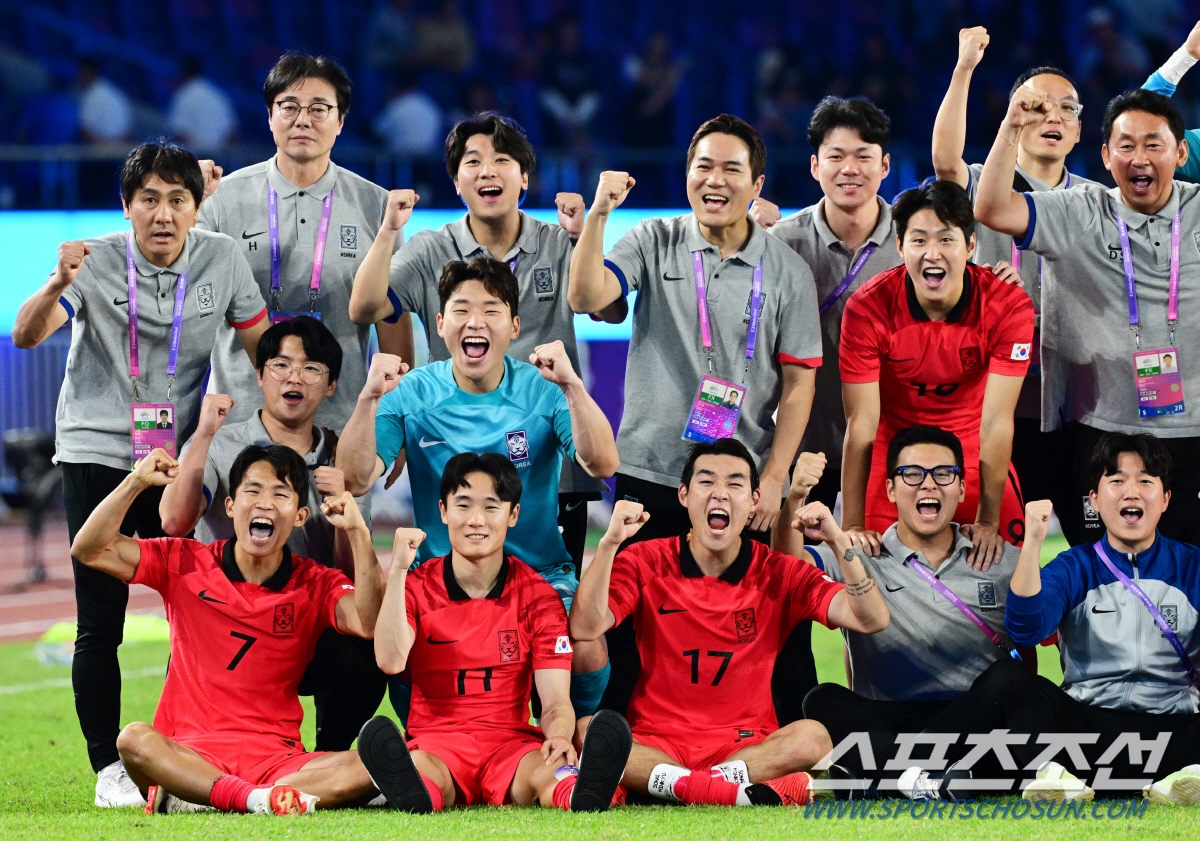 4일 중국 항저우 황룽스포츠센터스타디움에서 대한민국 축구대표팀과 우즈베키스탄의 준결승전 경기가 열렸다. 우즈벡에 승리하고 결승전에 진출한 대표팀 선수들이 기념포즈를 취하고 있다. 항저우(중국)=송정헌 기자songs@sportschosun.com/2023.10.04/